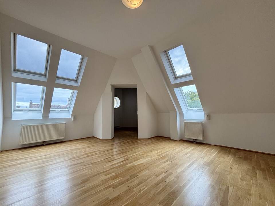 Dachgeschoss-Turm-Wohnung mit 5 Meter Raumhöhe | ca. 2.000 m² Garten zur allgemeinen Nutzung I freie Mietzinsbildung I