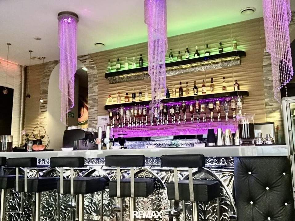 "Exklusive Gastro-Chance: Stylishe Bar mit Restaurant-Potenzial in Bestlage"
