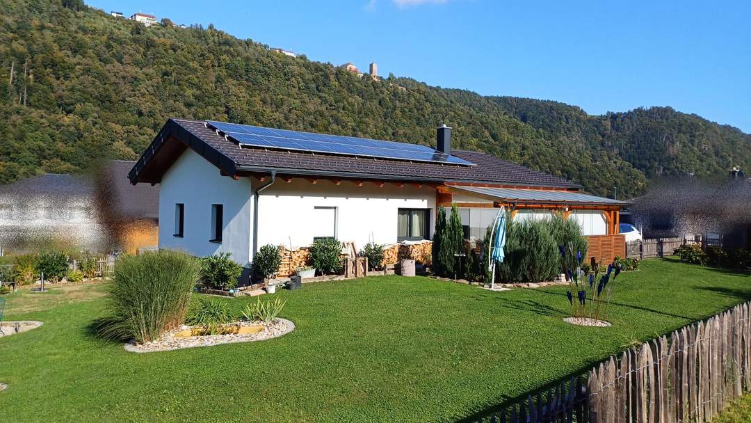 Neuwertiger Bungalow mit Doppelgarage an der Donau