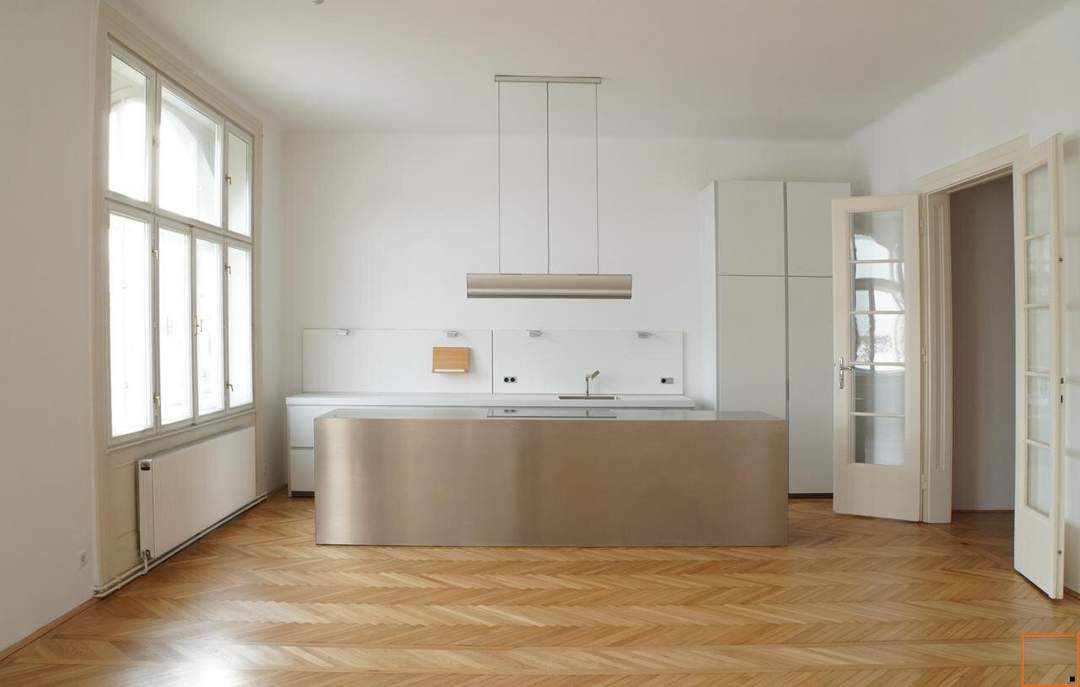 Unbefristete und zentral begehbare Altbauwohnung mit Balkon und Bulthaup-Küche