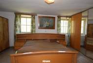 Stark Renovierungsbedürftiges Haus mit Schuppen und Garagen in Spielberg / Melk