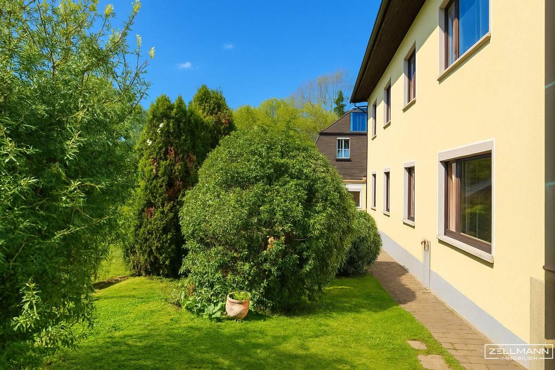 Elegante Stadtvilla auf zwei Ebenen – Hallenbad, Privatgarten & Garage inklusive | ZELLMANN IMMOBILIEN
