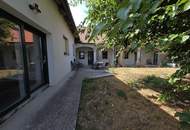 Modernes Miethaus mit uneinsehbarem Garten und Terrasse