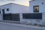 Hochmodernes Seehaus, Bungalow, 3 Zimmer, mit Garten und Terrasse, nur 4 Gehminuten vom Neufelder See entfernt