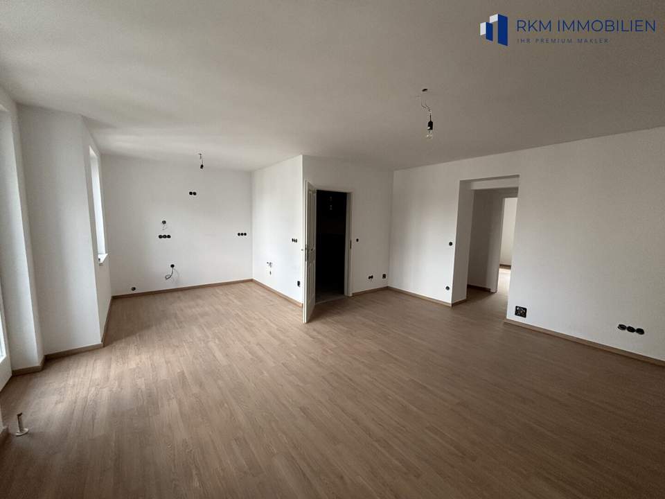 Top renovierte helle 3-Zimmer-Dachgeschosswohnung mit Stadtblick in 1100 Wien