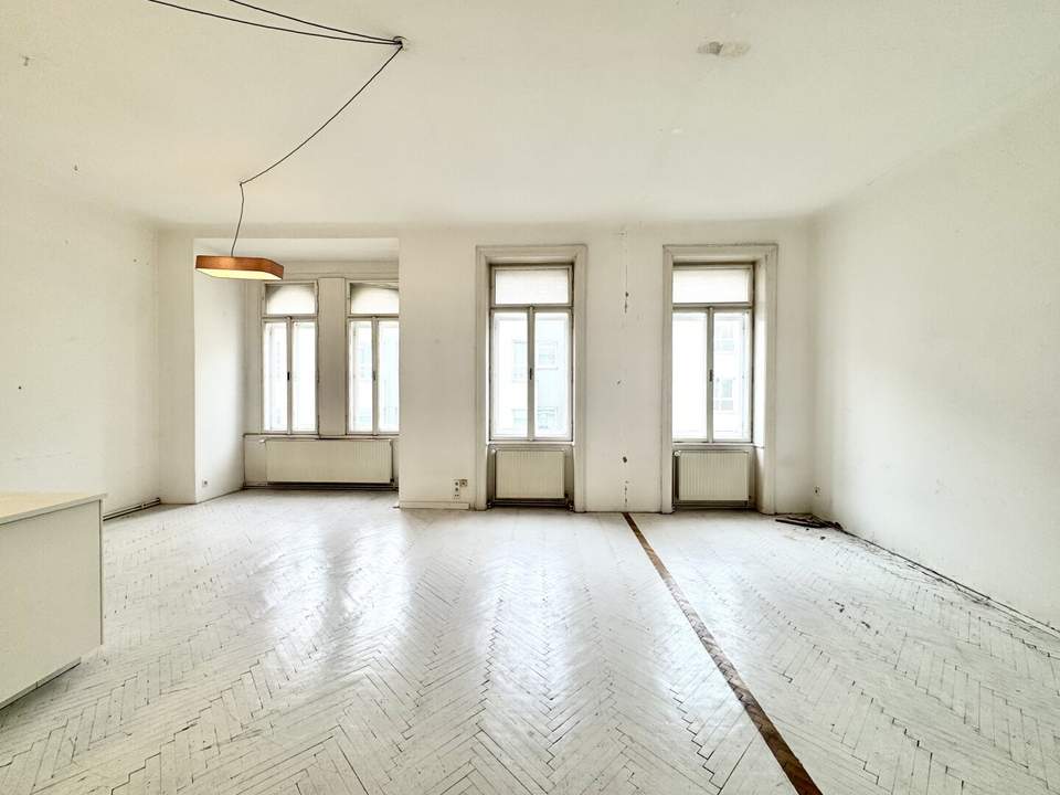 Südwestseitiger Altbau nächst Neubaugase und Burggasse! Kleiner Balkon in ruhigen Innenhof!