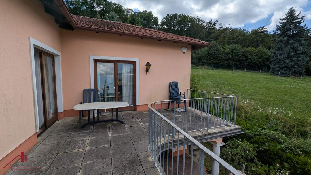 Traumhaftes Einfamilienhaus mit Fernblick in Hainburg an der Donau: ca. 180m² Wohnfläche mit Garten, 2 Terrassen, Pool und Garage!!!