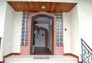 Vorne Garten. Hinten Grün. Innen viel Licht und Wohnqualität.