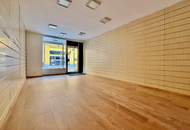 Frequenz-Standort deluxe! 35 m²-Geschäftslokal in der Herzog-Leopold-Straße | Retro-Portal mit breiter Fensterfläche | Sofort anmietbar