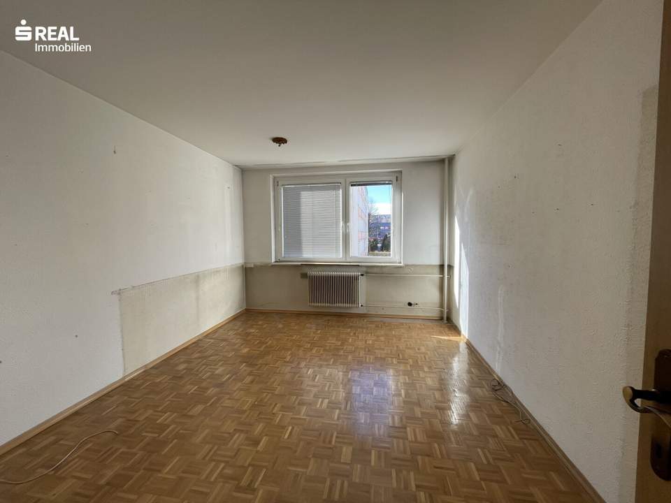 Sanierungsbedürftige Wohnung mit guter Raumaufteilung und viel Gestaltungspotenzial.