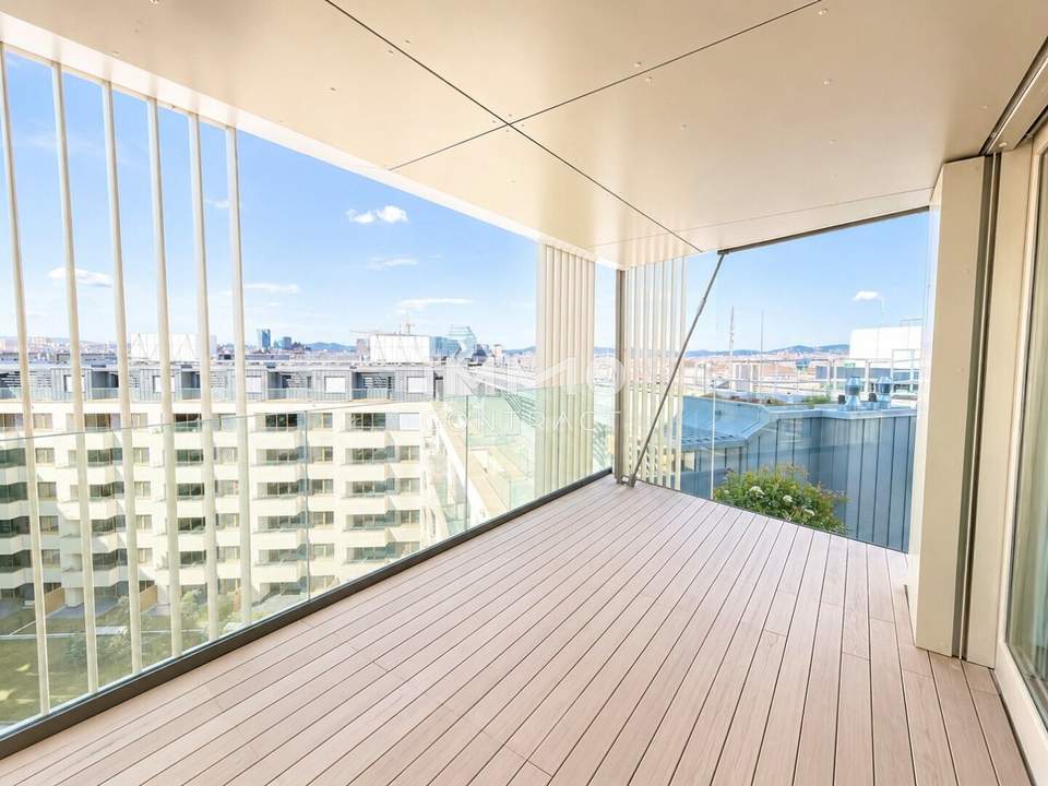Personalized Design Options: Directly at the main train station with a view: Commission-free