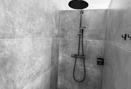 Zuhause ankommen: Traumhaus mit Salzwasserpool und moderner Gartengestaltung.