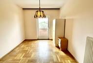 Zentral gelegenes Ein- bis Zweifamilienhaus mit großem Garten und Doppelgarage!