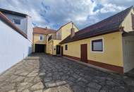 GROSSZÜGIGES LANDHAUS MIT GESCHLOSSENEM INNENHOF UND NEBENGEBÄUDEN IN PARADIESISCHER GRÜNRUHELAGE MIT GROSSEM GRUNDSTÜCK
