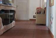 Vermiete Liegenschaft teilbar 1) Haus 157m² 2)Geschäftslokal (Praxis Gastro?, Kaffee? ect) 220m² 3)Lager derzeit mit Hochregalen 250m² 4)Lager- Geschäfts- oder Bürofläche 1.OG 234m² 5)Doppelgarage (vermietet)LKW-tauglich 49,40m² 6)Außenflächen und Parkplätze (Provisionsfrei)