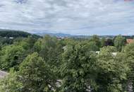 Unbezahlbare Aussicht zu bezahlbaren Preisen - einzigartige Lage im obersten Stockwerk! Gemütliche Loggia, praktischer Abstellraum und modernes Badezimmer mit höchstem Wohnkomfort inklusive!