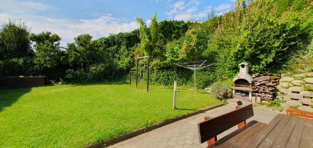 Sonnige 4-Zimmer-Wohnung mit Eigengarten