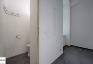 ** ab sofort: großzügige Gewerbefläche mit Büro, Verkaufsräumen und Lagerfläche - Straßeneingang, Klimaanlage, Laderampe, uvm. ** unbefristete Miete **