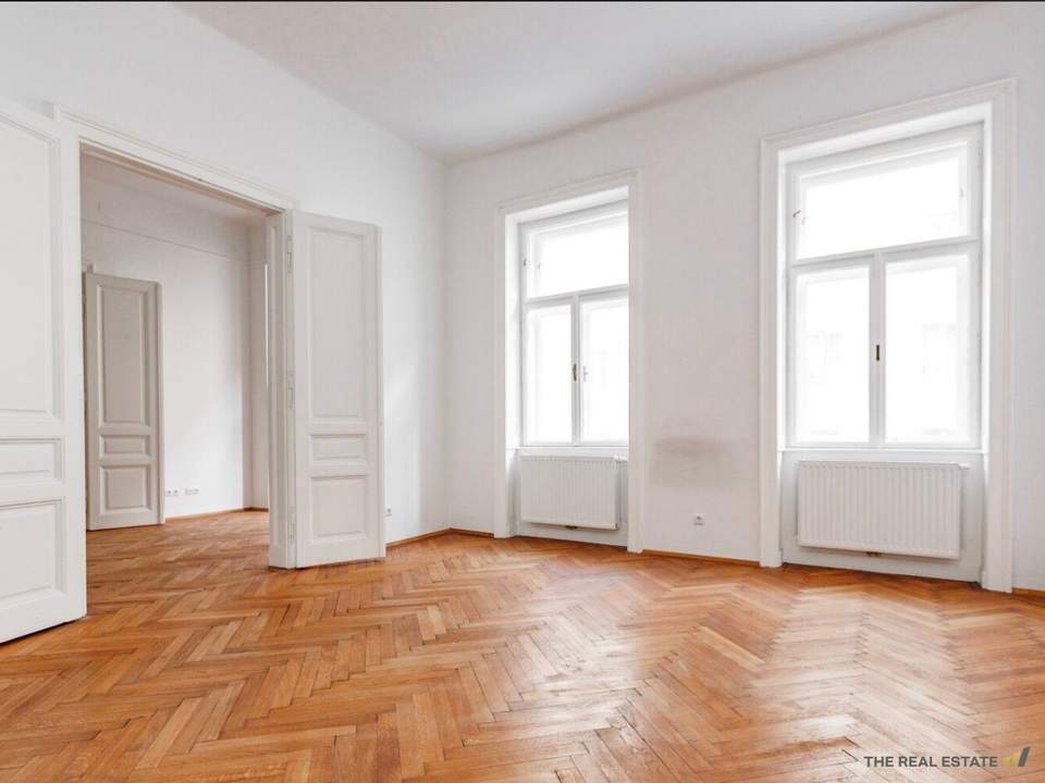 Klassische Beletage-Wohnung + Balkon im saniertem Stilaltbau