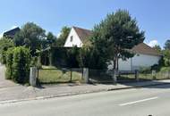 Sanierungsbedürftiges Haus mit Nebengebäude und Carport