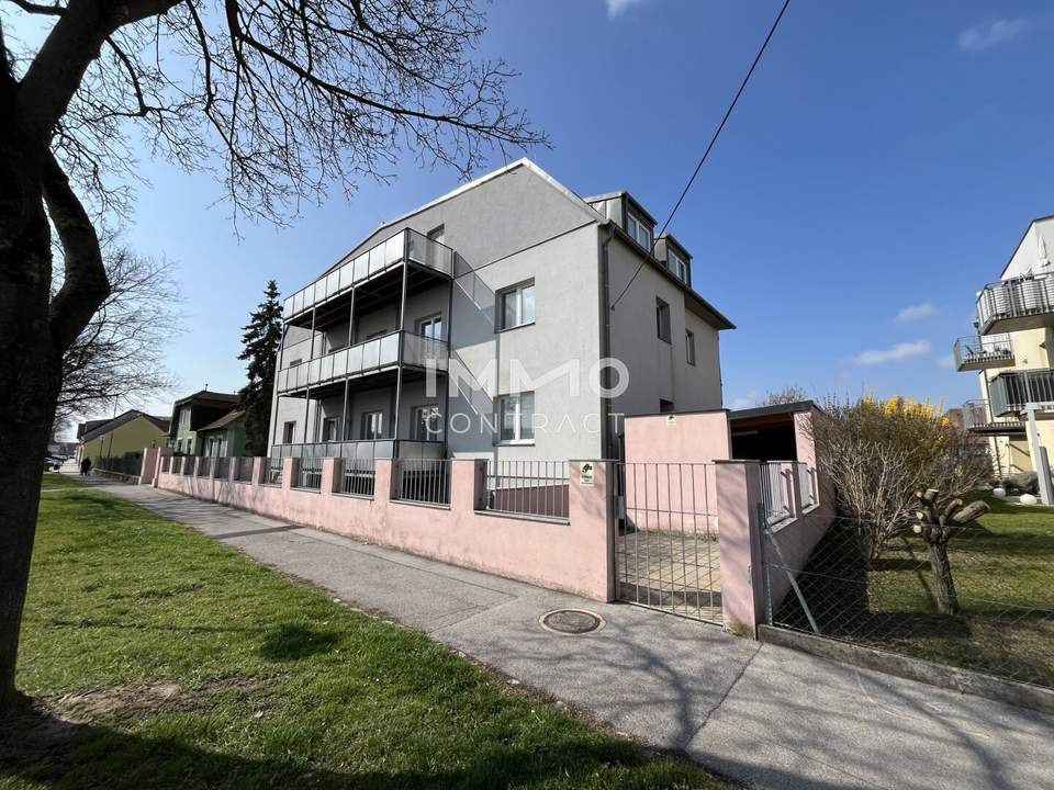 Miethaus mit 9 Wohnungen, Gemeinschaftsgarten und Carports