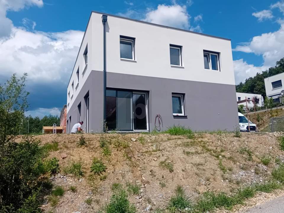 MODERNES DOPPELHAUS IN RUHIGER SONNENLAGE MIT PV-ANLAGE UND CARPORT
