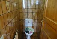 *ORTSRANDLAGE:* Wohnhaus mit sehr schönem, ebenen Garten und großzügigem Grundstück.