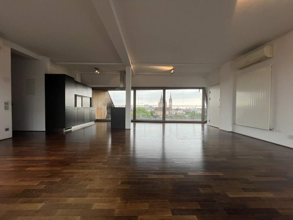 1070! 4-Zimmer DG-Wohnung mit 2 Terrassen und wunderschönen Ausblick auf einer Ebene!