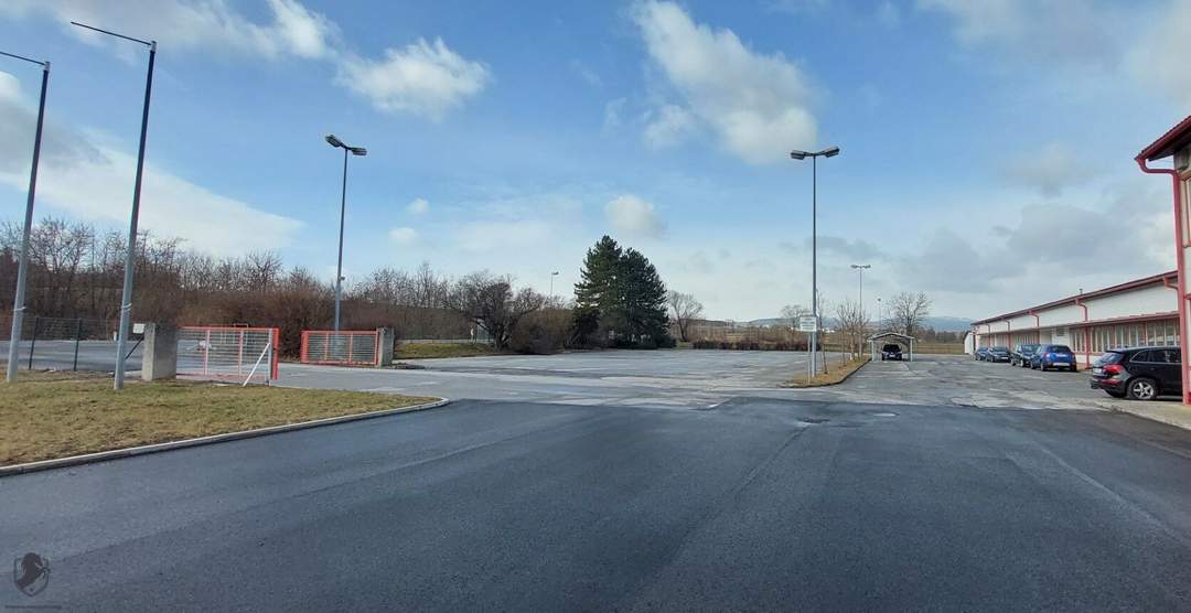 Zur Vermietung gelangt eine Freie Fläche asphaltiert mit ca.von 300 m² - 3500 m² in Neutal.
