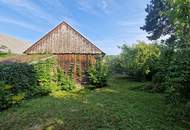 GROSSZÜGIGES LANDHAUS MIT GESCHLOSSENEM INNENHOF, STADEL, WERKSTATT UND NEBENGEBÄUDEN SAMT WEINKELLER IN PARADIESISCHER GRÜNRUHELAGE