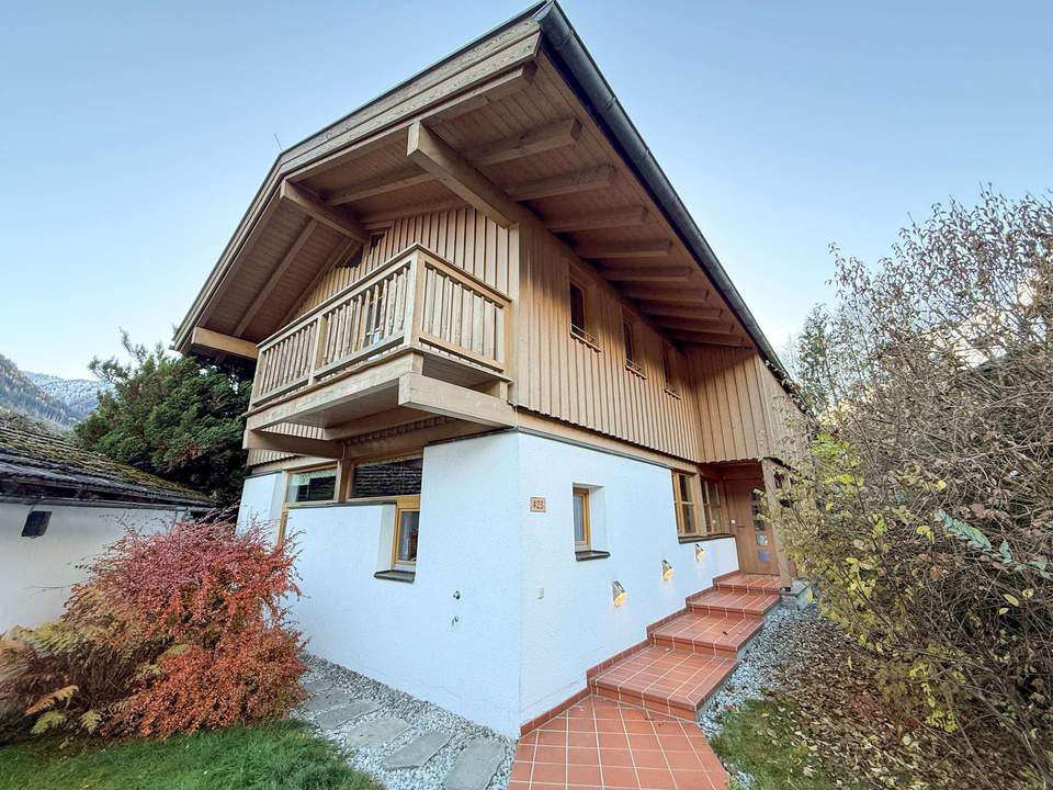 Einfamilienhaus im Zentrum von Neukirchen – 6 Zimmer, großem Garten, Garage &amp; Bürotrakt