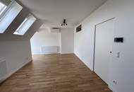 Erstbezug nach Sanierung! 2-Zimmer-Dachgeschosswohnung mit Terrasse, Balkon, Lift und Stellplatz!