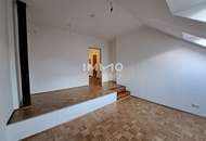 Dachgeschoßwohnung im Altbau: Erstbezug nach Sanierung mit Balkon und Einbauküche!