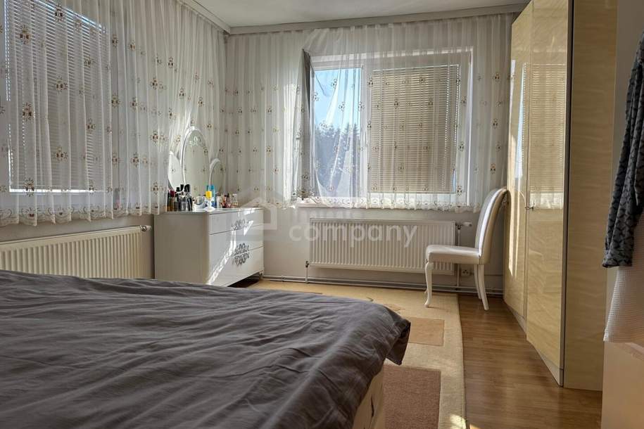 Mehrfamilienhaus in Schrems: 9 Zimmer, Garten, Garage, teilsaniert – 299.000 €!, Haus-kauf, 299.000,€, 3943 Gmünd