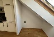 UNBEFRISTET - Helle und ruhige 2-Zimmer Dachgeschoss-Wohnung mit rd. 12 m2 Terrasse, Klimaanlage, Abstellraum und Kellerabteil