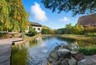 Imposante Liegenschaft mit Gartenparadies, Schwimmteich und Grünbestand – nur 30 Min von Wien