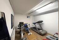 Viel barrierefreier Wohnraum, Platz für gemeinsame Werte und Indoor-Pool // Much barrier-free living-space, room for shared values, and indoor pool //