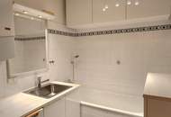 Helle Dachgeschoss-Maisonette mit zwei traumhaften Terrassen und Tiefgaragenplatz