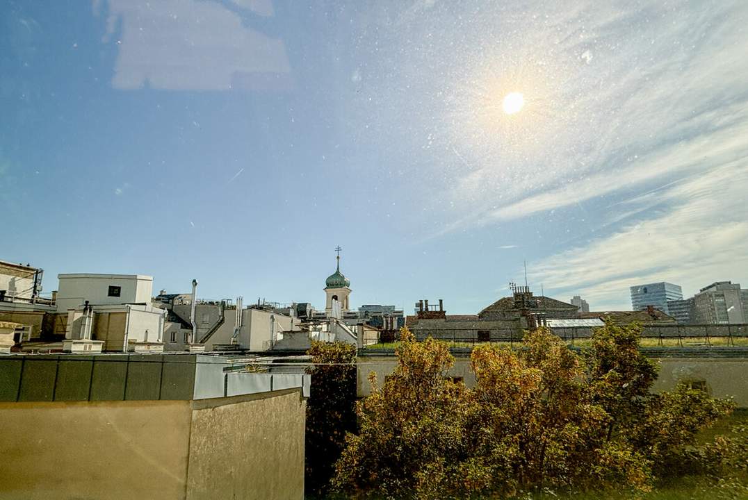 Lichtdurchflutete Dachgeschosswohnung Nähe Karmeliterplatz