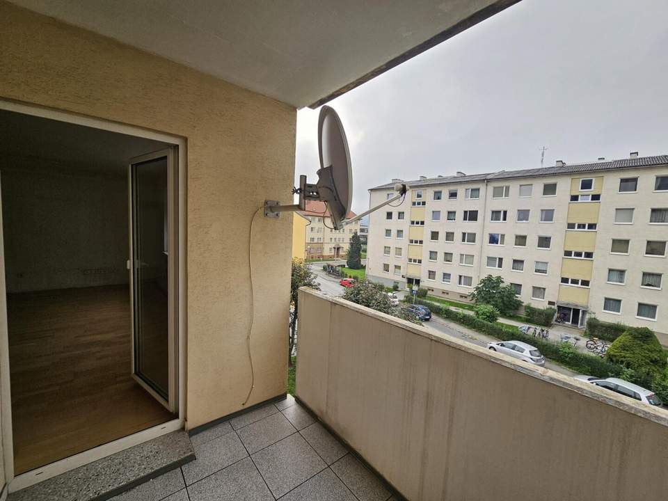 Unbefristete und geräumige 3-Zimmer-Wohnung mit Loggia!