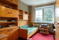 Stilvolles Ein- Zweifamilienhaus mit Doppelgarage und großen Garten