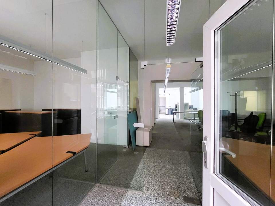 MODERNES BÜRO/ GESCHÄFTSLOKAL MIT EINER GESAMTNUTZFLÄCHE VON ca. 380m² UND EIGENER EINFAHRT ZU EINEM GERÄUMIGEN INNENHOF IN MARGARETEN.