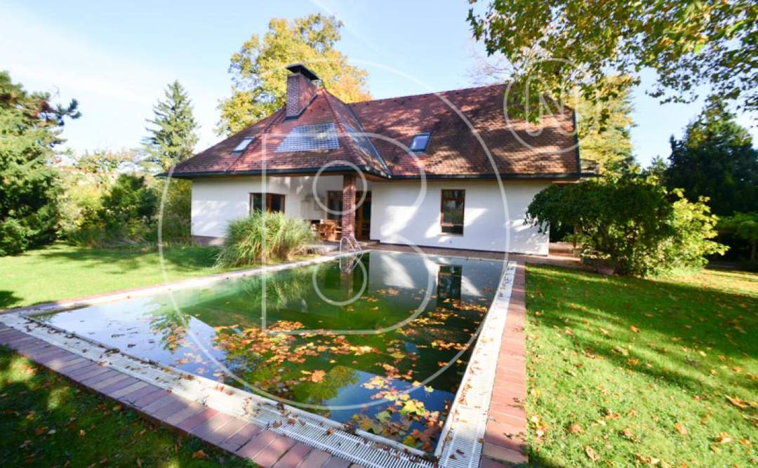 Einfamilienhaus in zentraler Bestlage mit Tennisplatz auf parkähnlichem Grund!