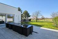 Zeitlose Architektur trifft Großzügigkeit - Designvilla mit Indoor-Pool und Einliegeroption