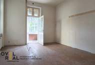 Sanierungsbedürftige, großzügige 4-Zimmer-Wohnung mit Loggia