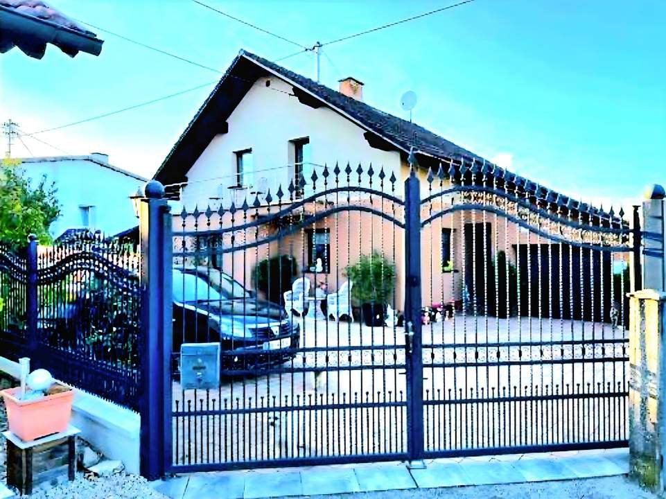 PRIVAT! Haus in Altheim 4950 mit großem Pool und schönen Garten