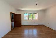 Stadthaus mit Geschäftsräumen, Wohneinheit, Garage und Stellplätzen – für Eigennutzer und Anleger