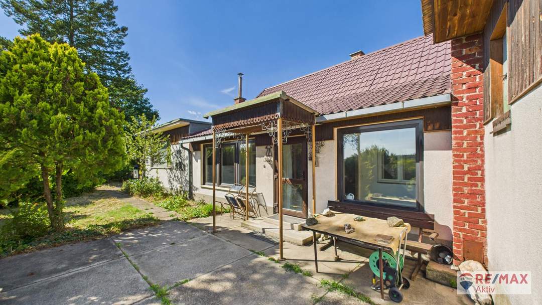 Sanierungsbedürftiges Haus mit riesigem Grundstück und Nebengebäuden
