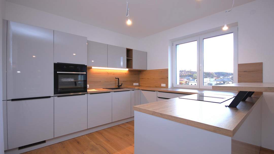 Kernsaniert und schlüsselfertig: Maisonette-Wohnung mit Garage und Garten