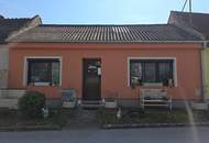 Schmuckes Häuschen mit kleinem Garten und Zufahrt